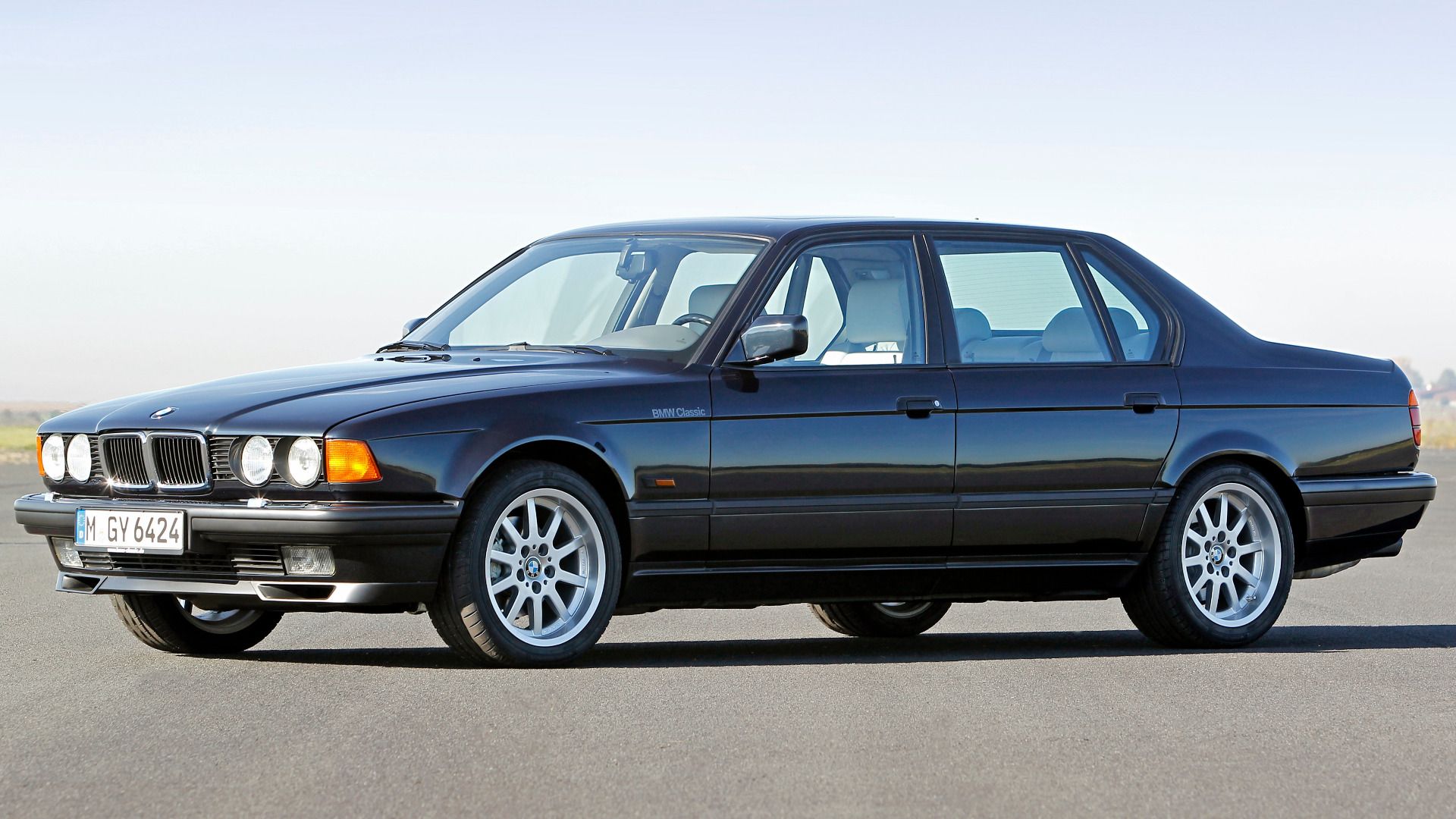 Um BMW Série 7 E32 750iL preto estacionado