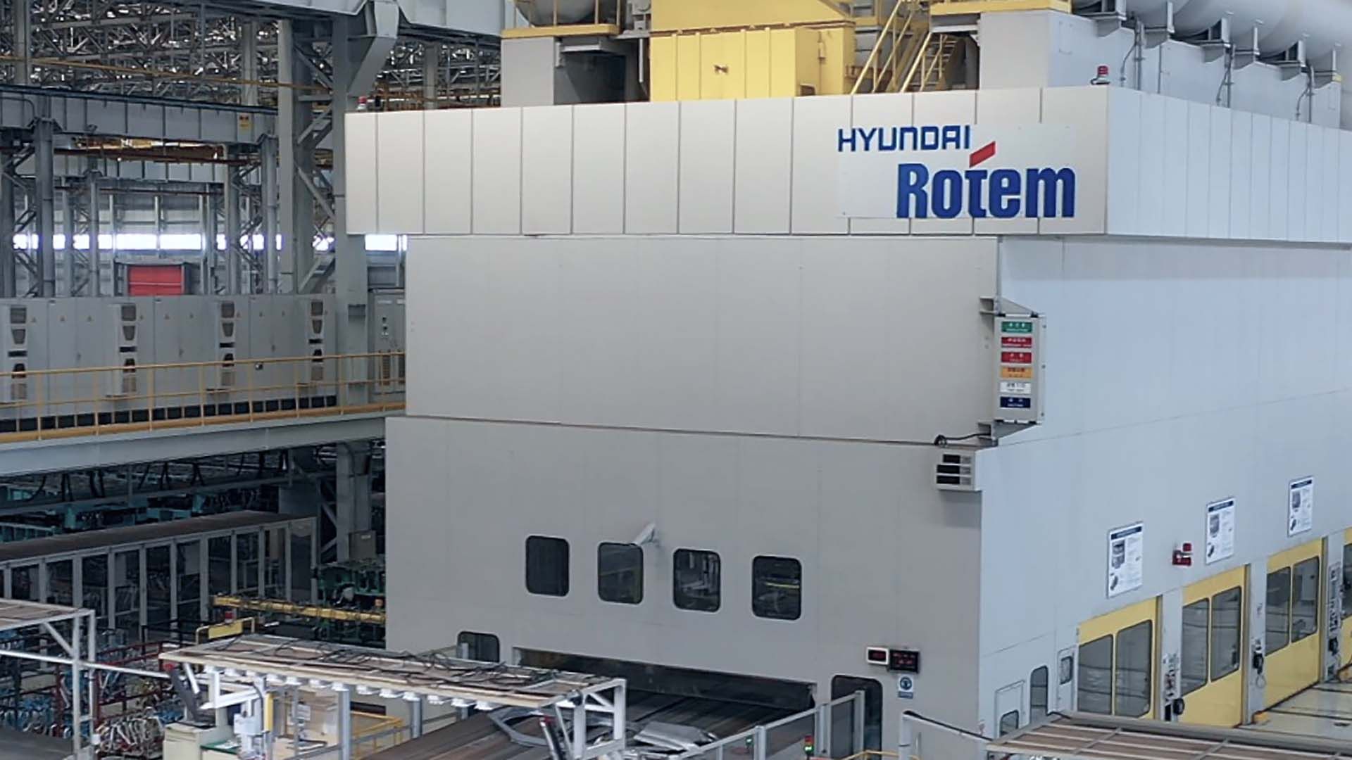 Máquina de prensa Hyundai Rotem em uma fábrica