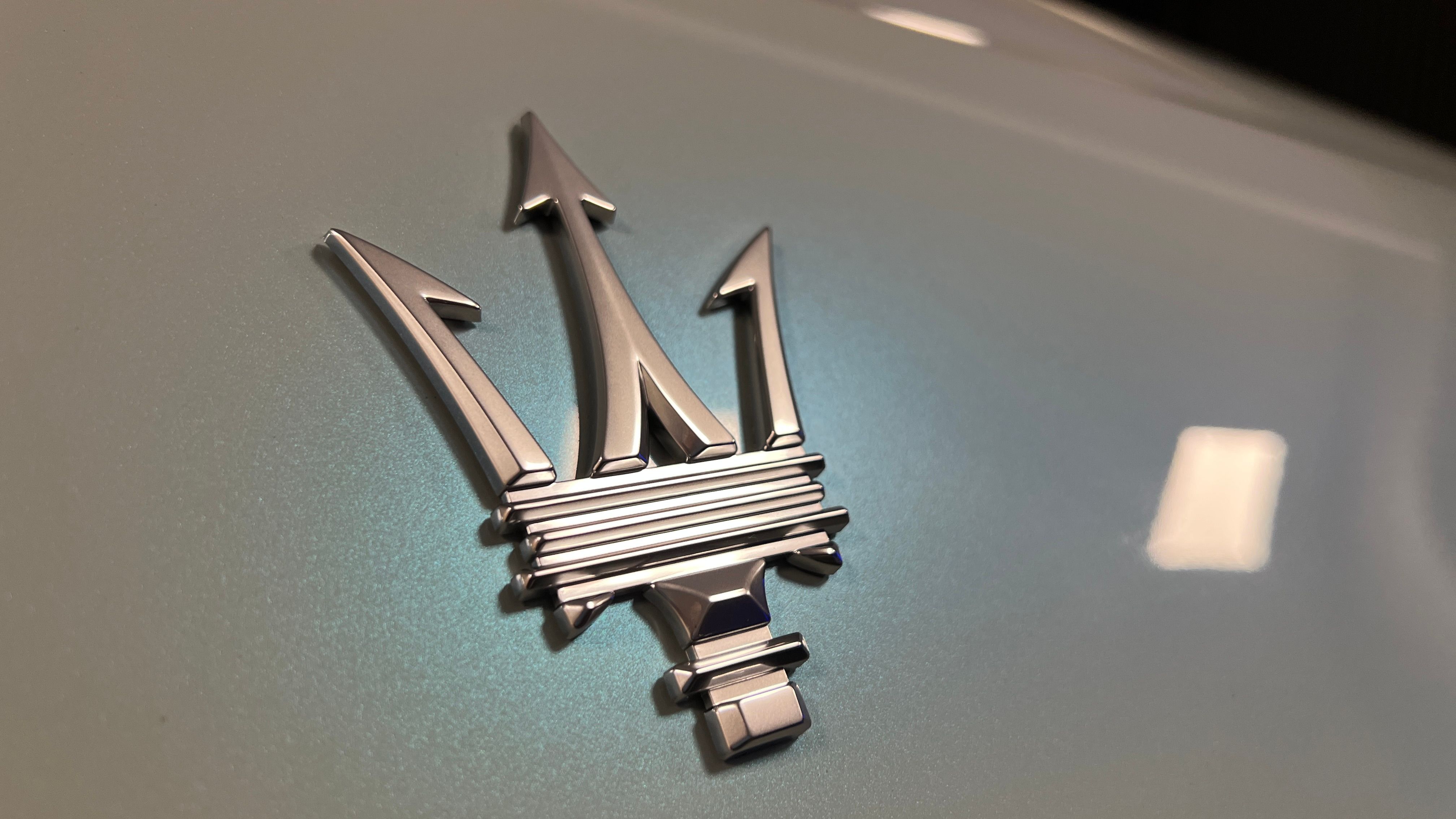 Emblema Maserati em carro perolado
