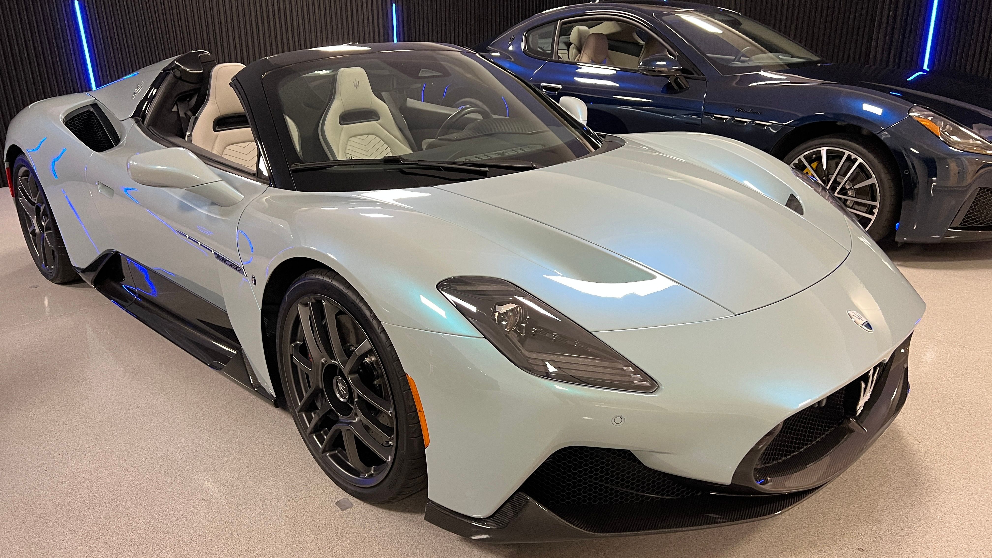 2024 Maserati MC20 azul e GranTurismo 
