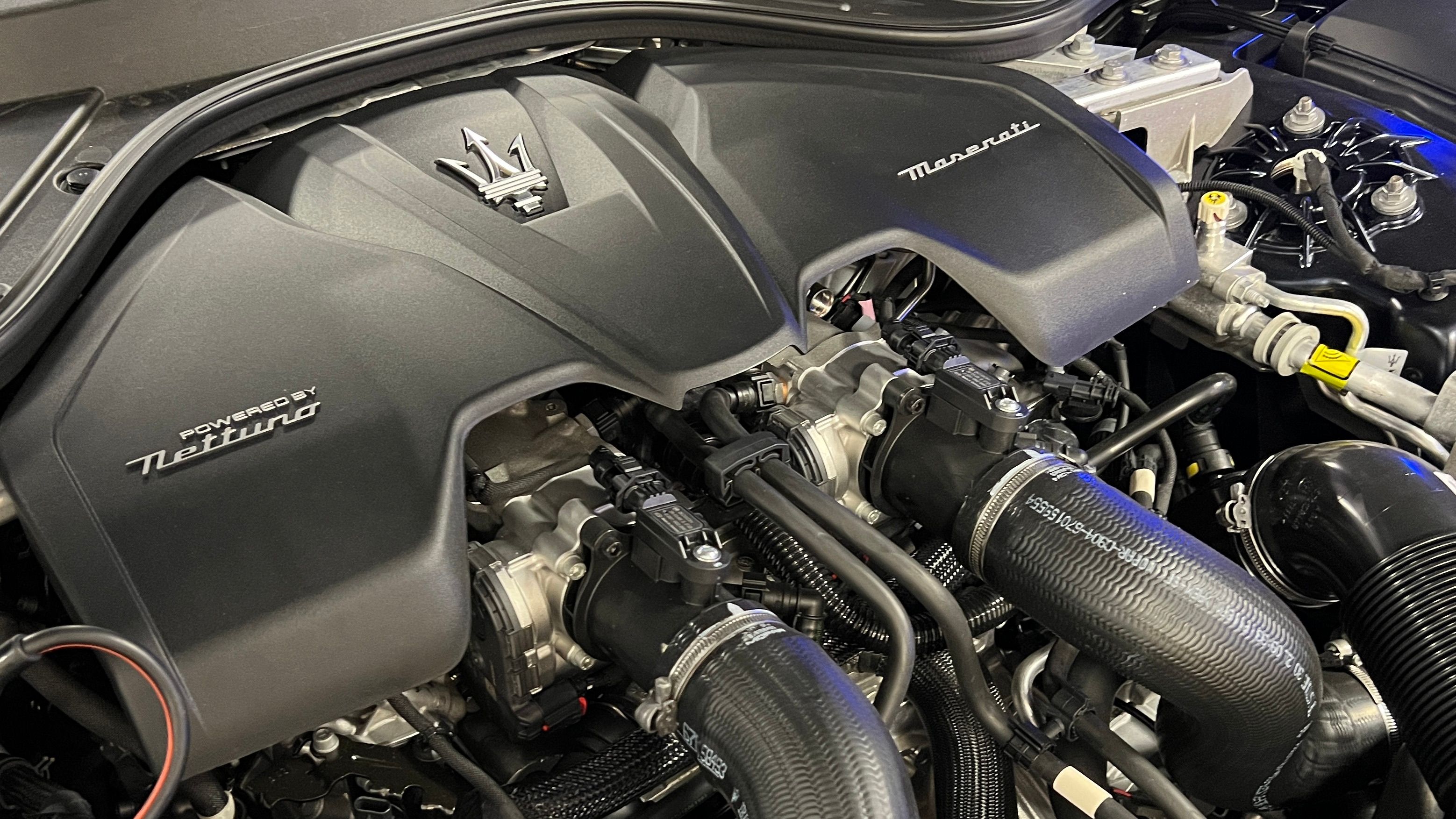Compartimento do motor Maserati GranTurismo 2024