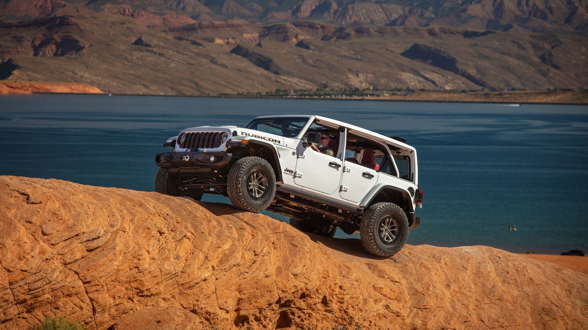 Uma foto de ação de um Jeep Wrangler 2024