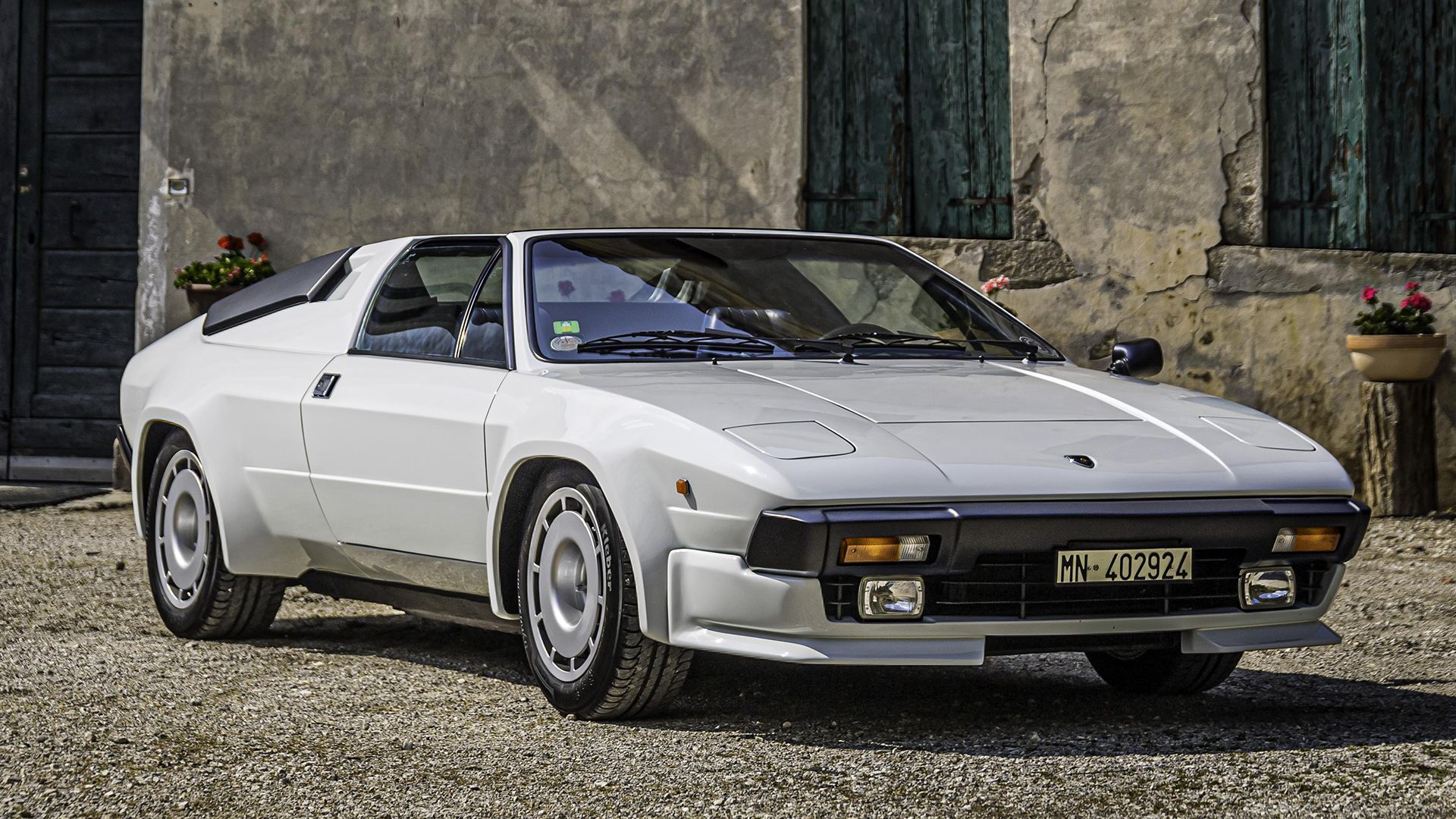 Vista frontal do Lamborghini Jalpa prateado