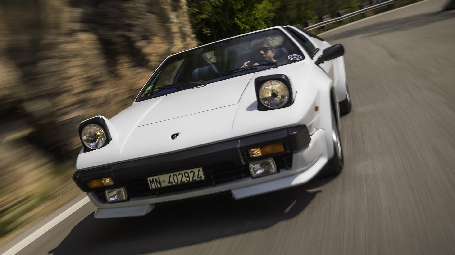 Visão frontal do Lamborghini Jalpa branco