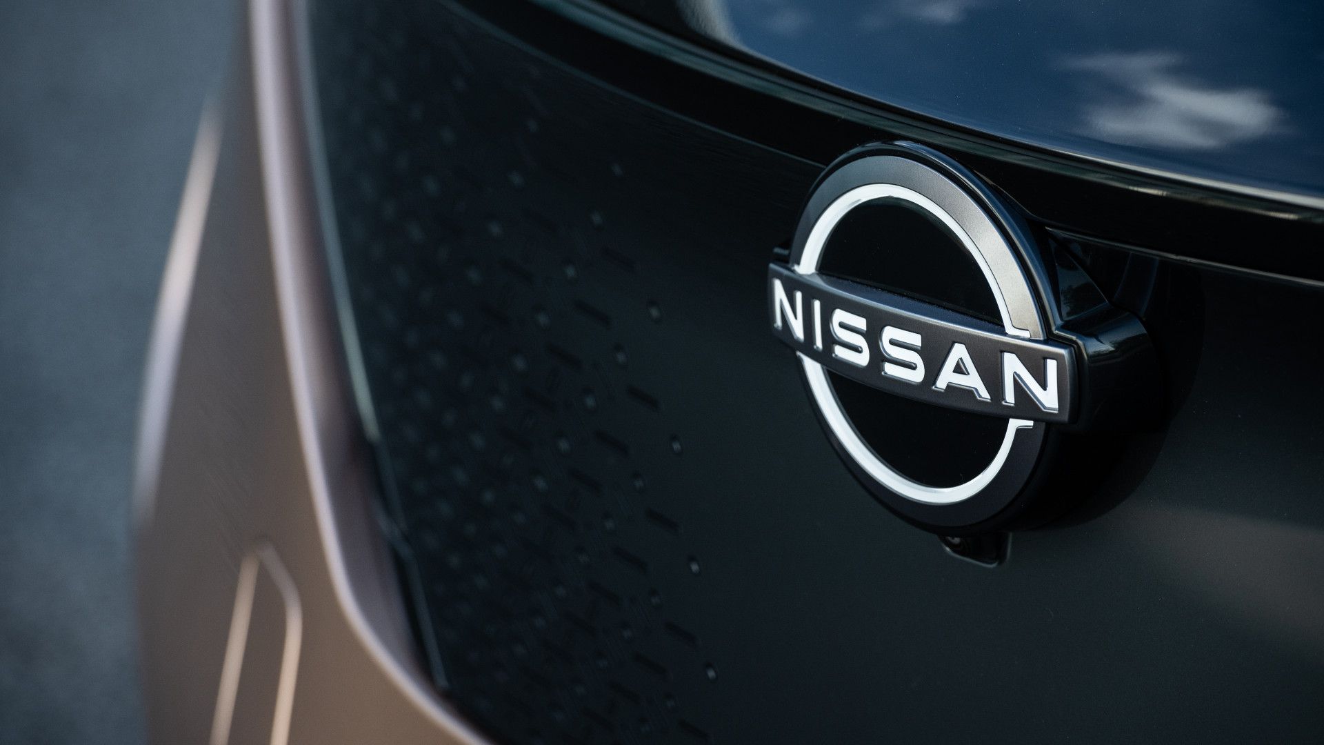 Nissan emblem