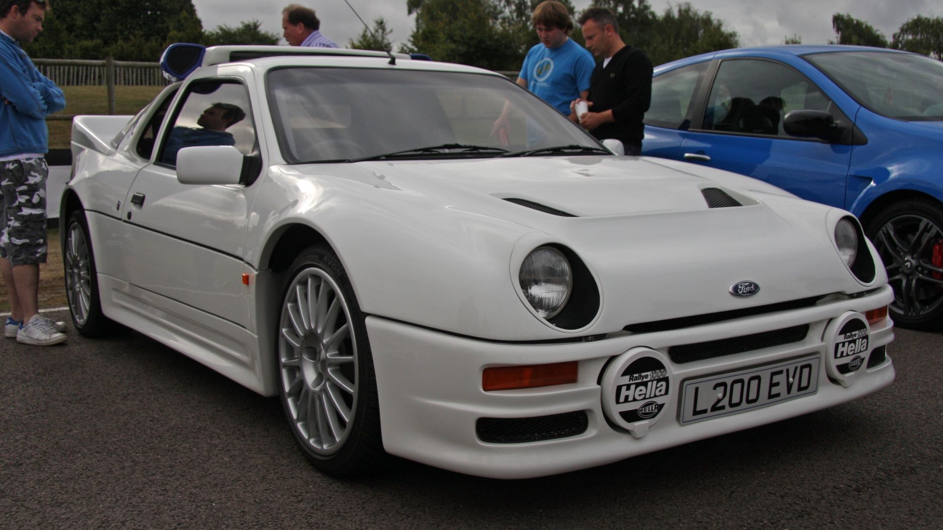 white Ford_RS200