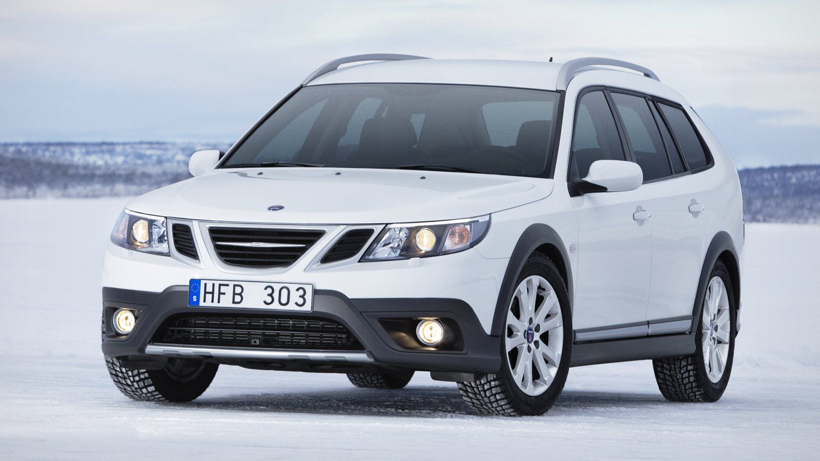 Saab 9-3X branco estacionado