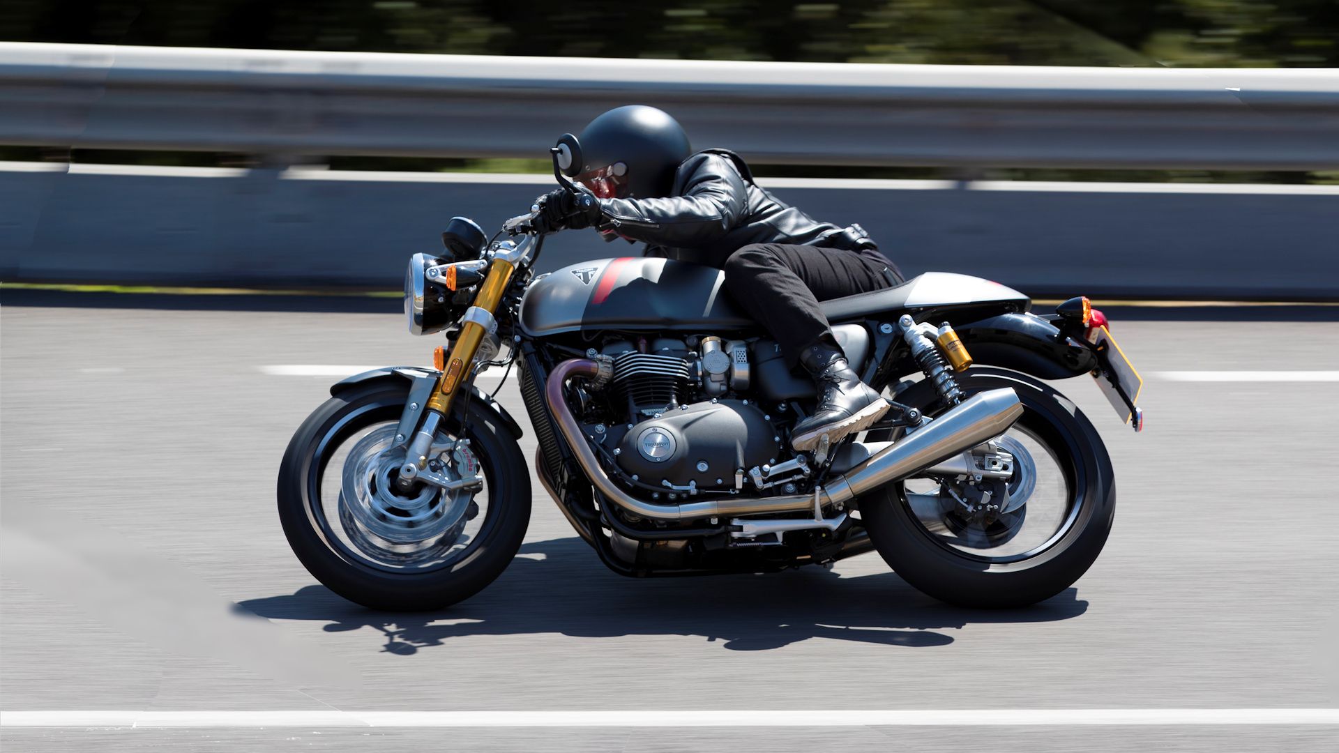 2020 Triumph Thruxton RS leaning into a curve