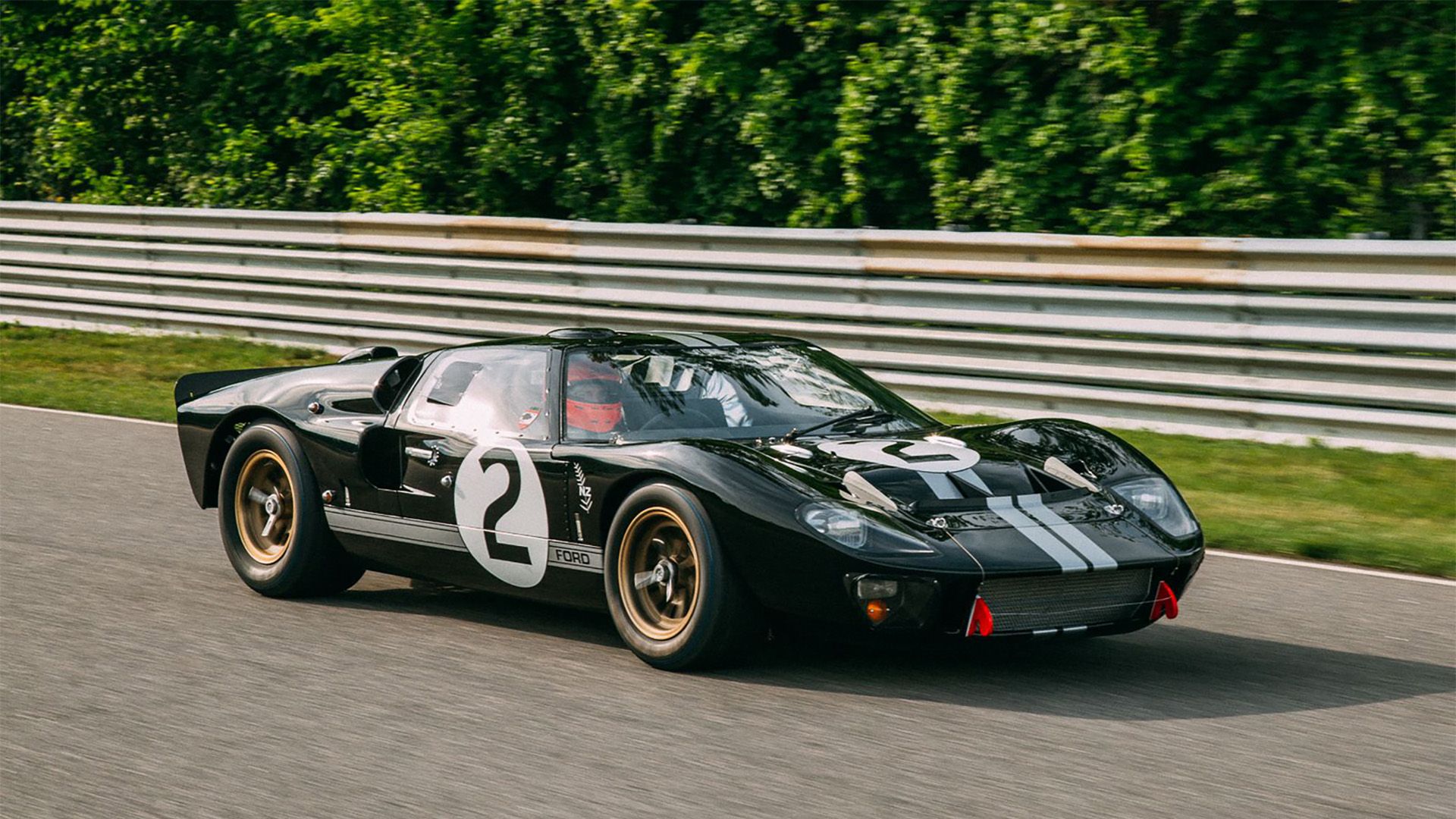 Um Ford GT40 preto, branco e dourado 1966