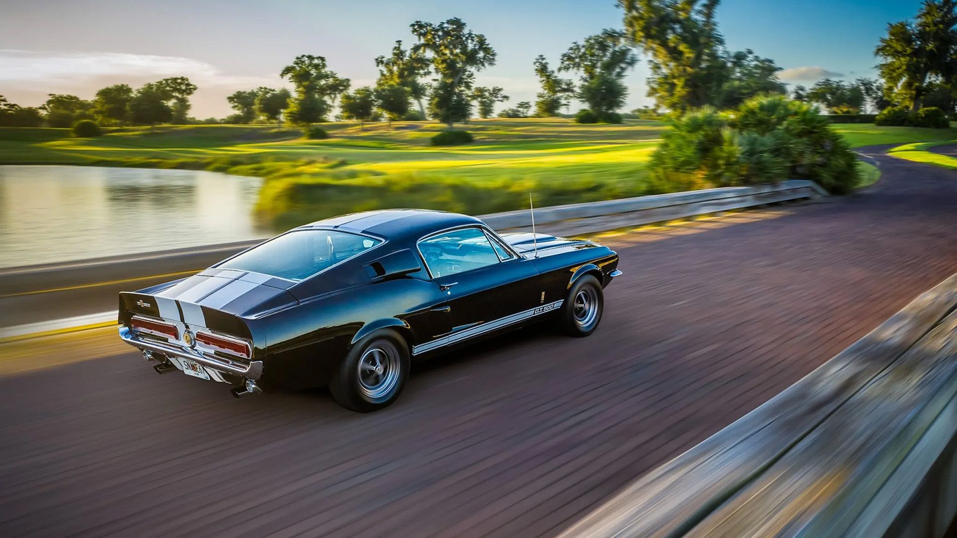 Um Ford Mustang Shelby GT500 preto e branco 1967 na estrada