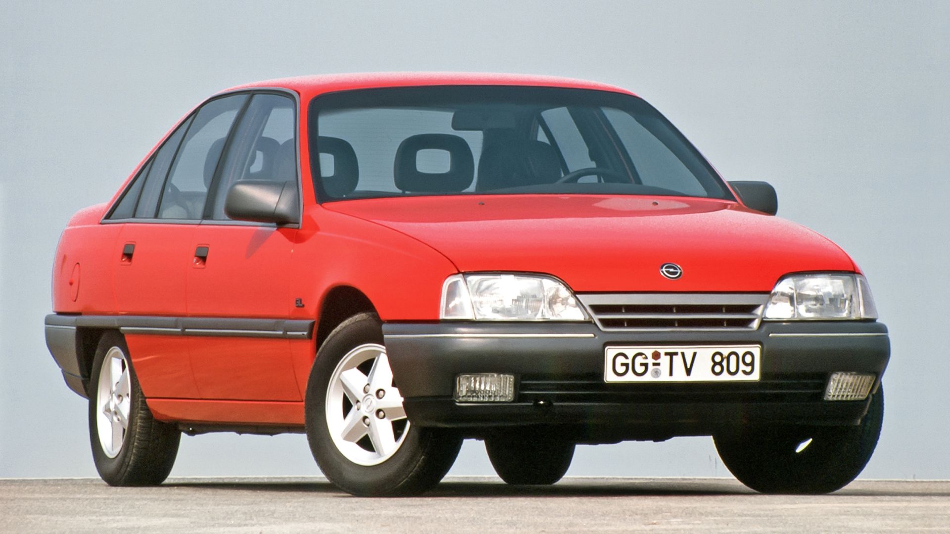 Foto frontal 3/4 exterior de um Opel Omega vermelho 1987 - Vaxhaul Carlton