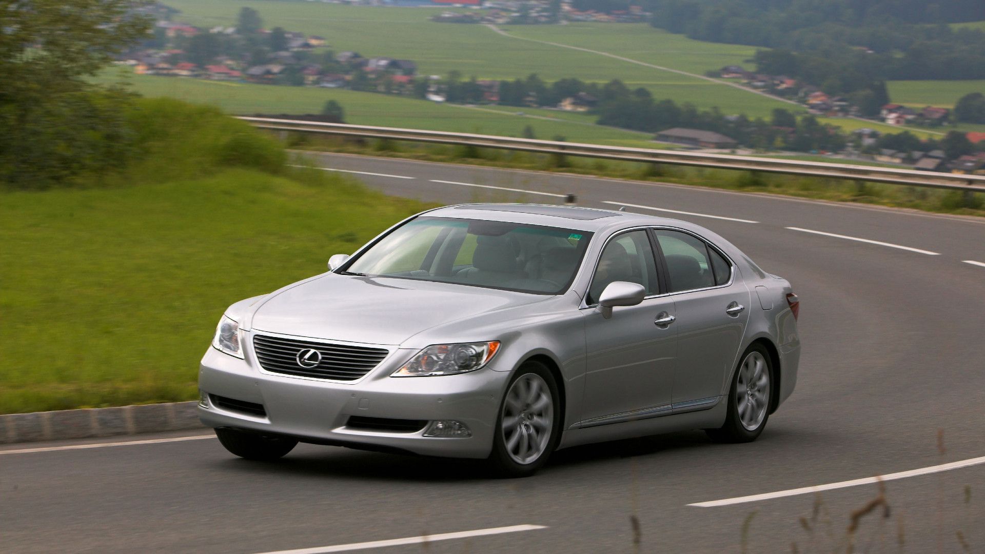 2009 Lexus LS 460 action shot