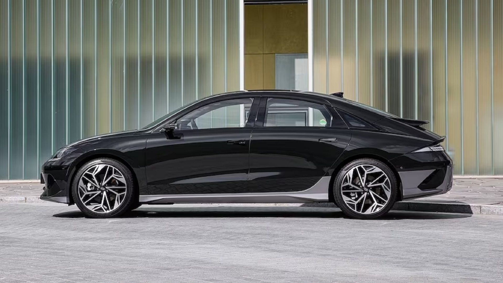 Um Hyundai IONIQ 6 2024 preto
