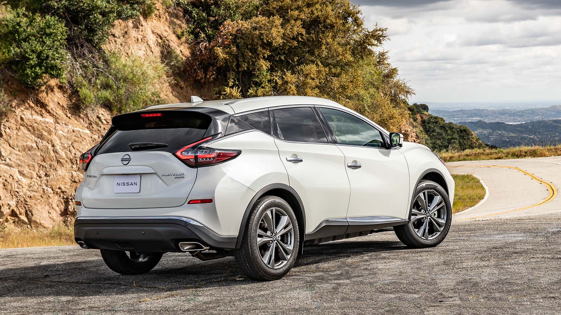 Vista traseira 3/4 de um Nissan Murano 2024