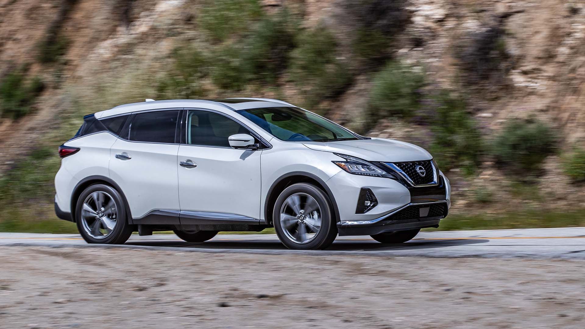 Um Nissan Murano 2024 dirigindo em estradas sinuosas