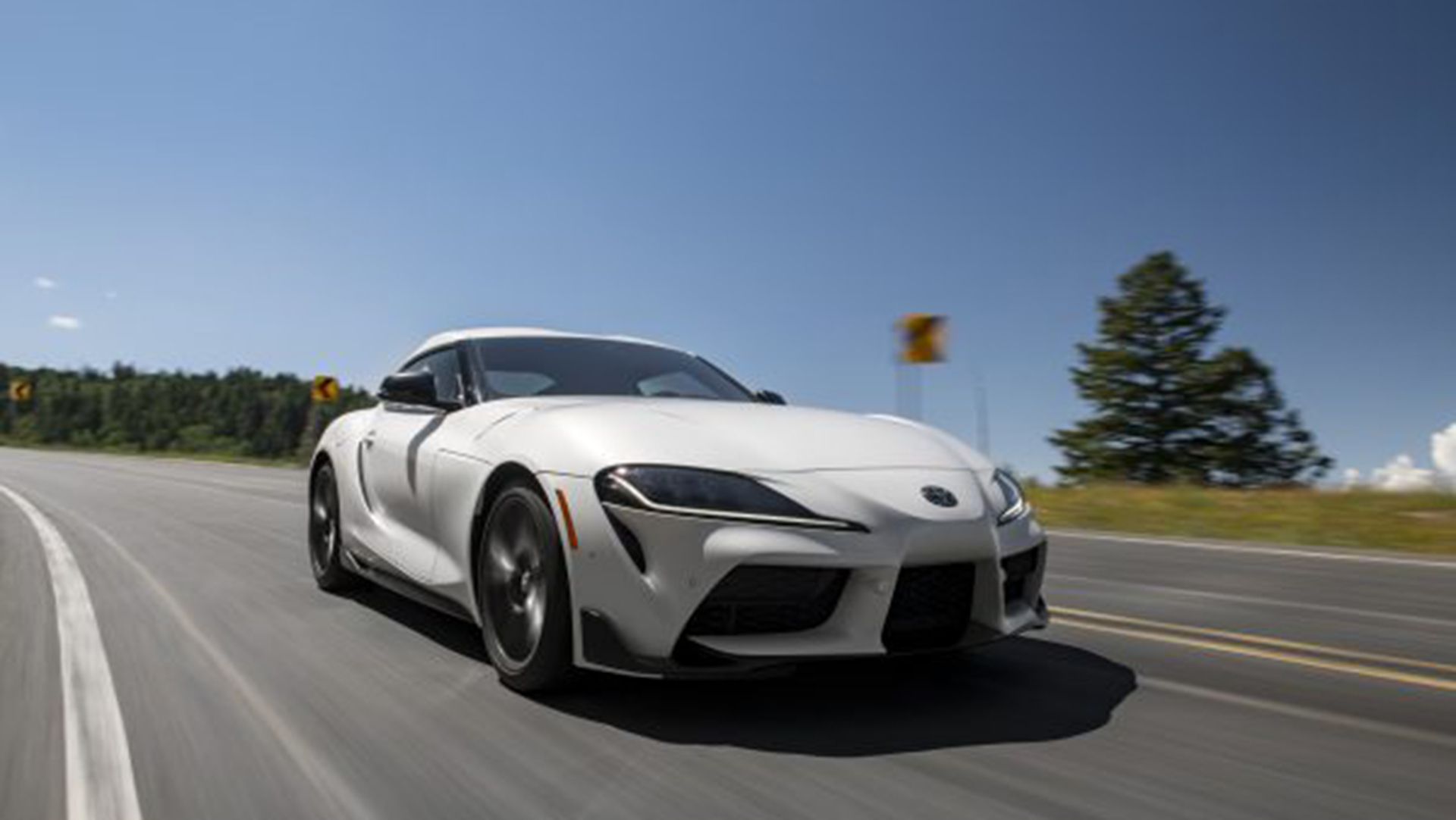 Toyota Supra Matte White na estrada