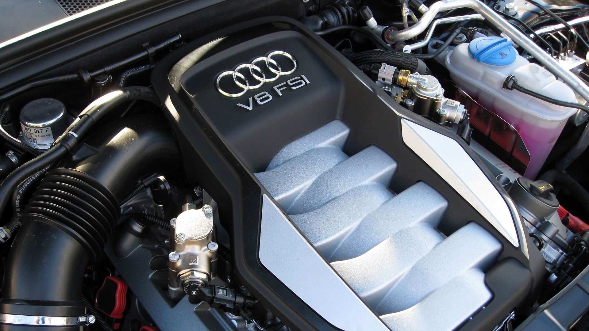 O motor V-8 FSI em um Audi S5 2008