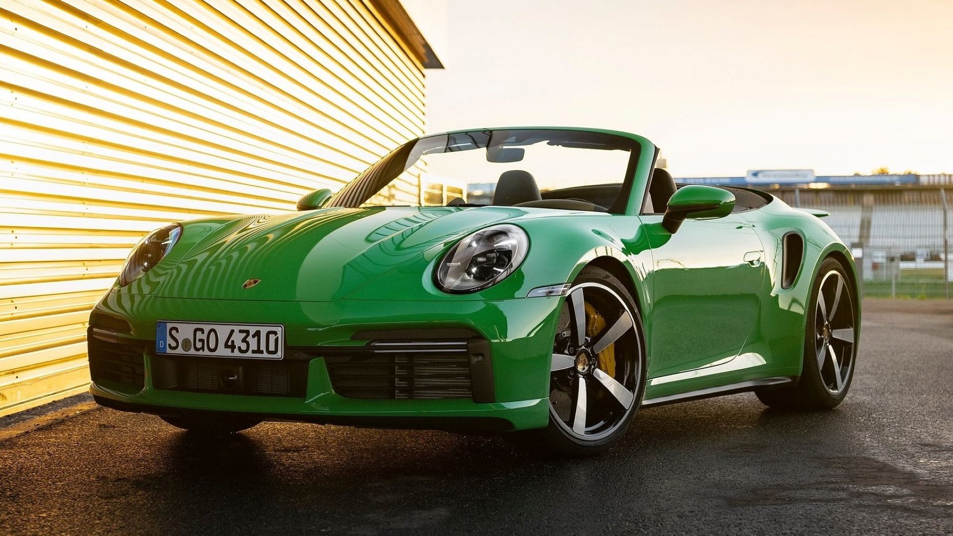 Frente 3/4 do Porsche 911 Turbo Cabriolet 2021