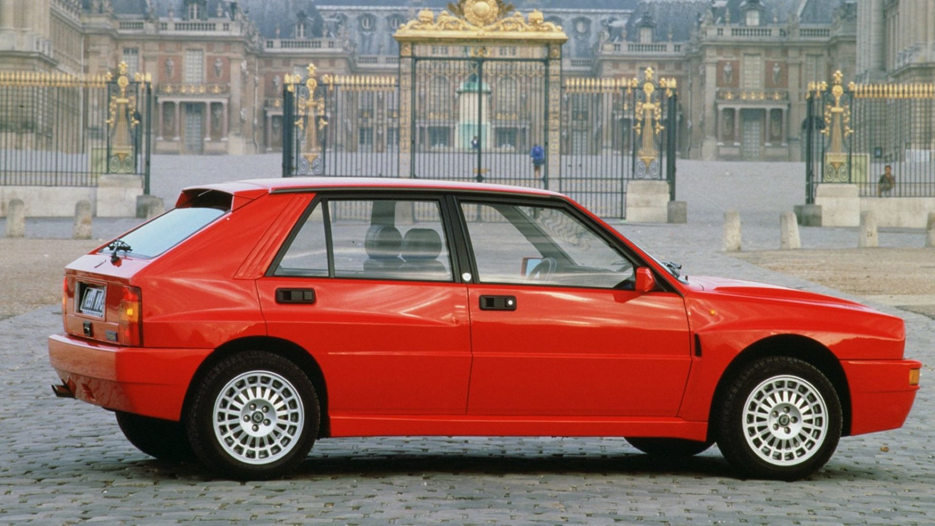 Uma foto lateral do Lancia Delta Integrale 1990 
