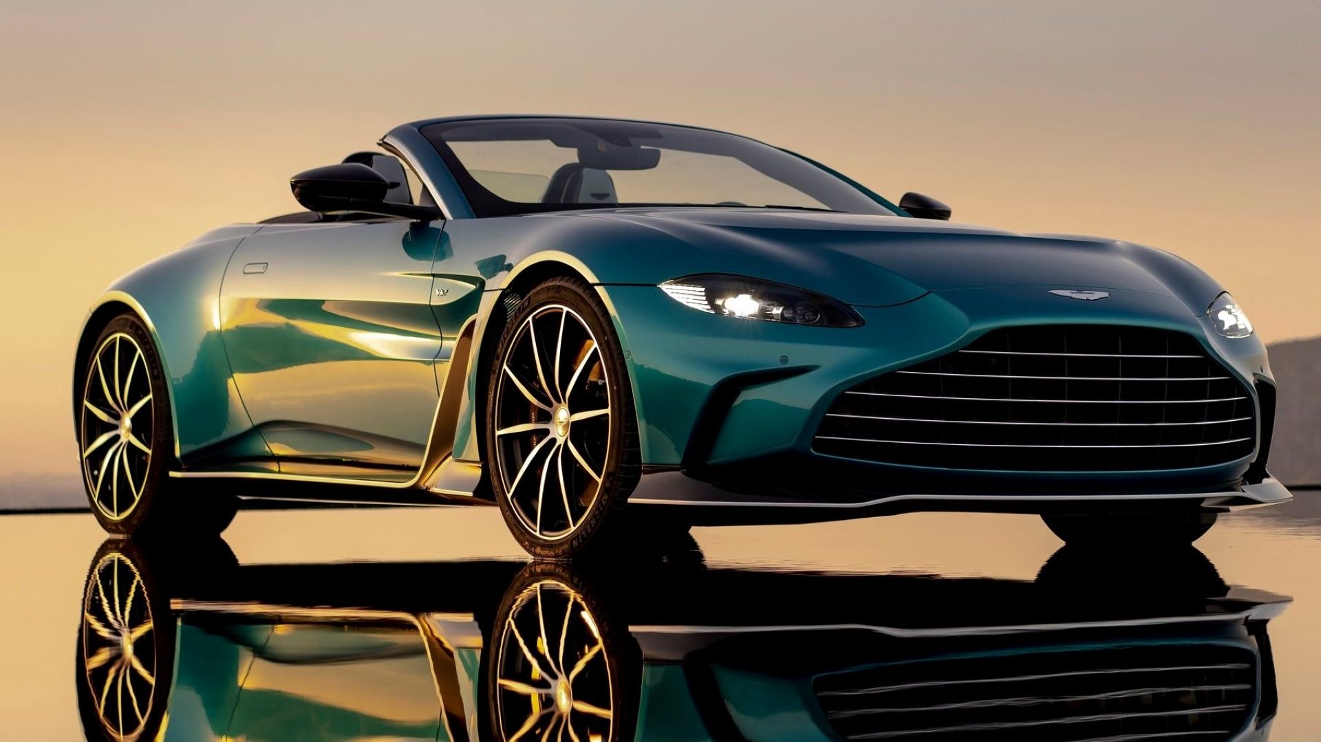 Foto frontal 3/4 do Aston Martin Vantage V-12 Roadster 2023