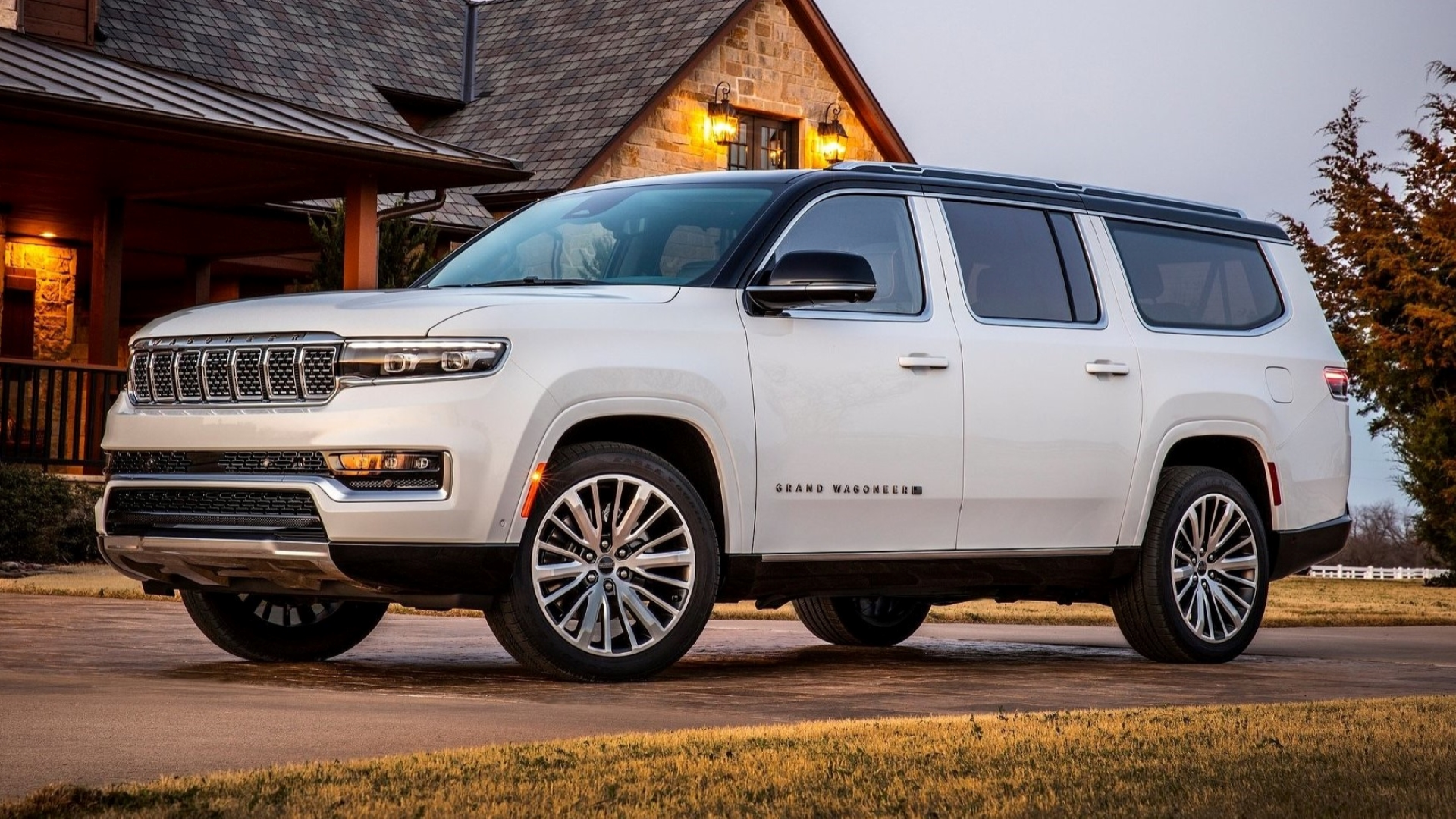 Uma foto frontal 3/4 do Jeep Grand Wagoneer L 2023