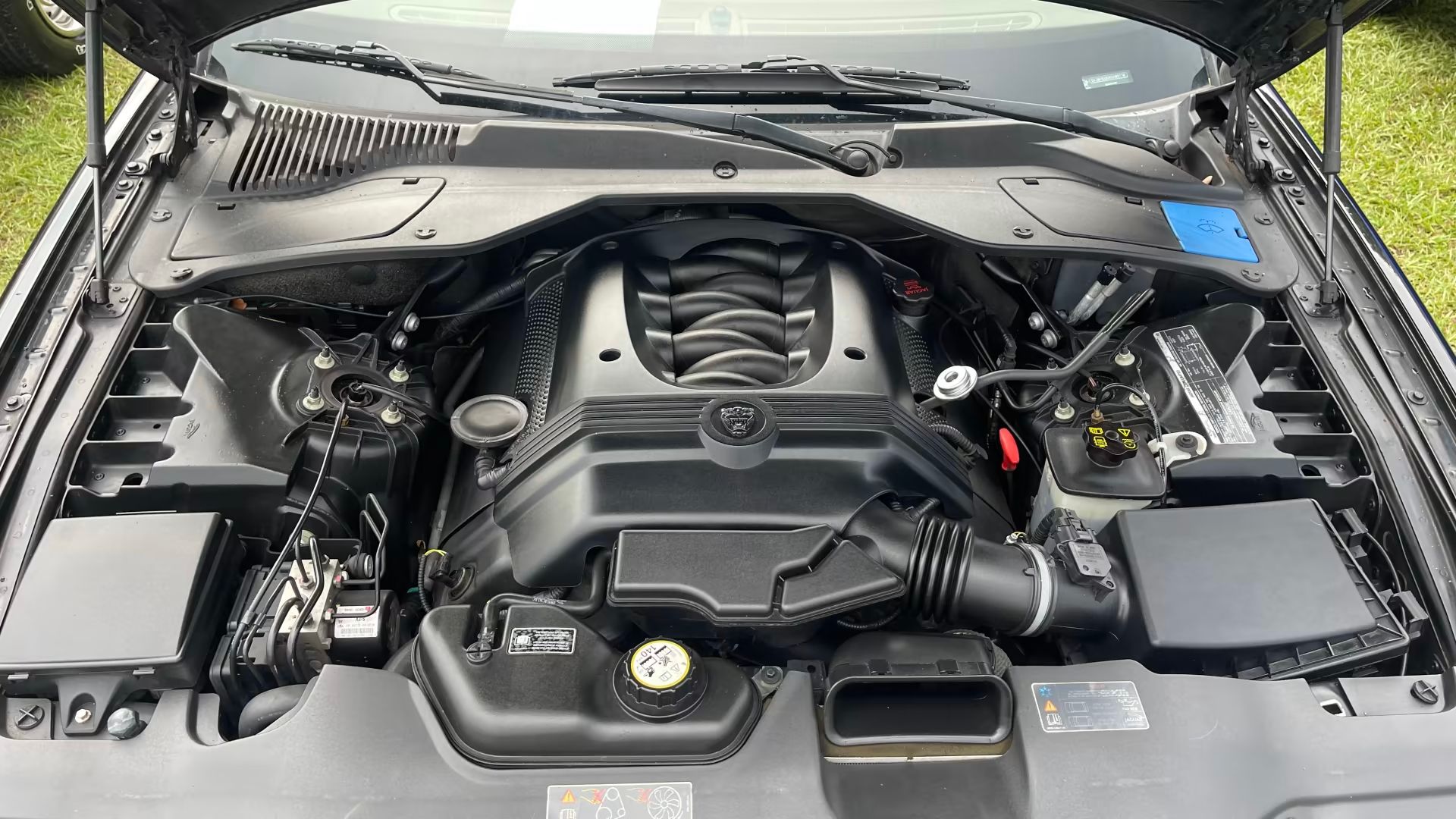 Jaguar XJ Super supercharged V-8 engine