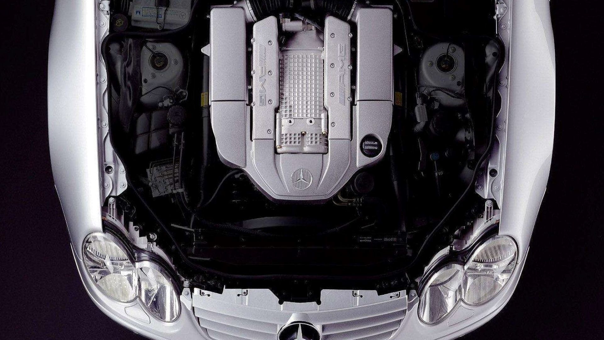 O M113K V-8 no compartimento do motor de um Mercedes-Benz SL 55 AMG 2003