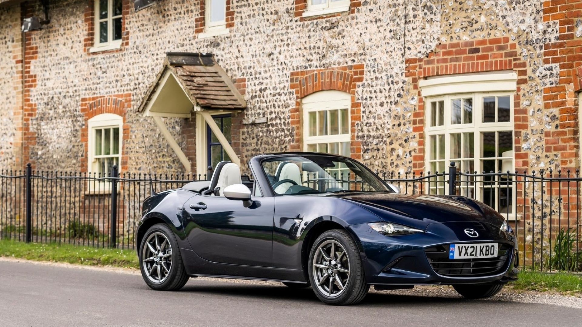 Frente 3/4 de um Mazda MX-5 Miata Sport Venture 2021 estacionado