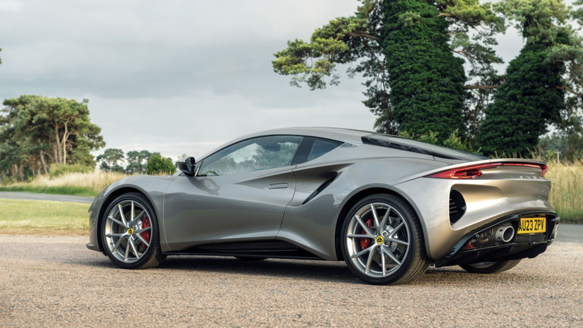 Lotus Emira Silver estacionado