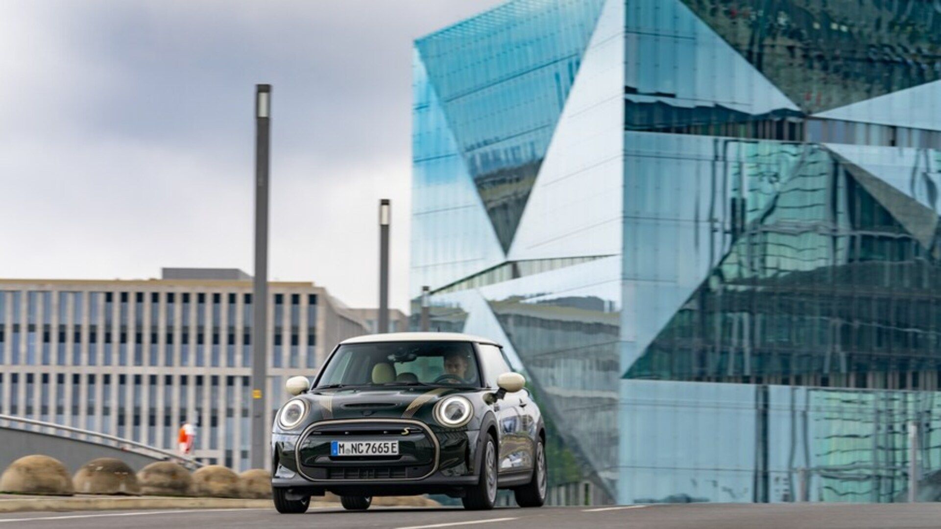 Mini Cooper SE Resolute Edition na rua