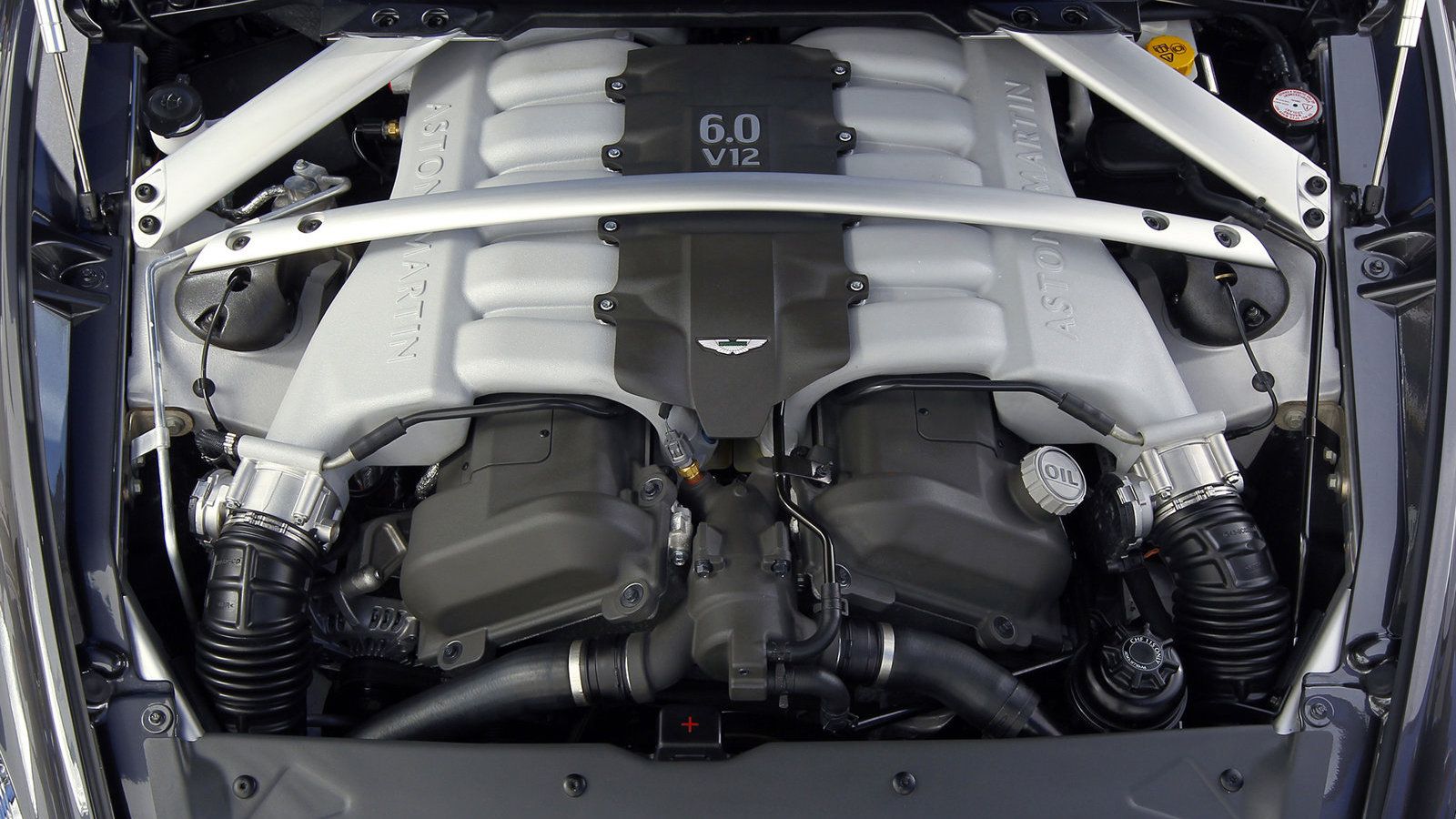 Compartimento do motor de um Aston Martin Rapide 2010