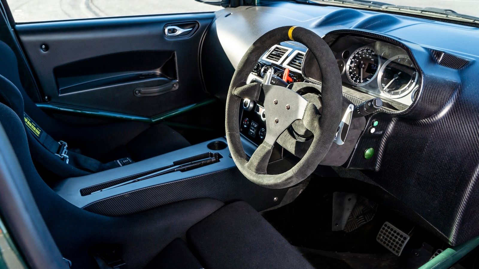 Vista interna do Aston Martin V-8 Cygnet