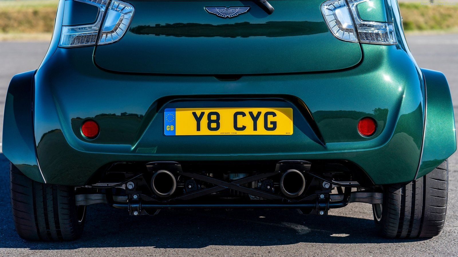 Grande plano da visão traseira do Aston Martin V-8 Cygnet