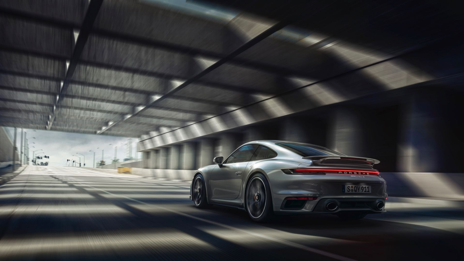 Uma foto traseira 3/4 de ação de um Porsche 911 Turbo S 992