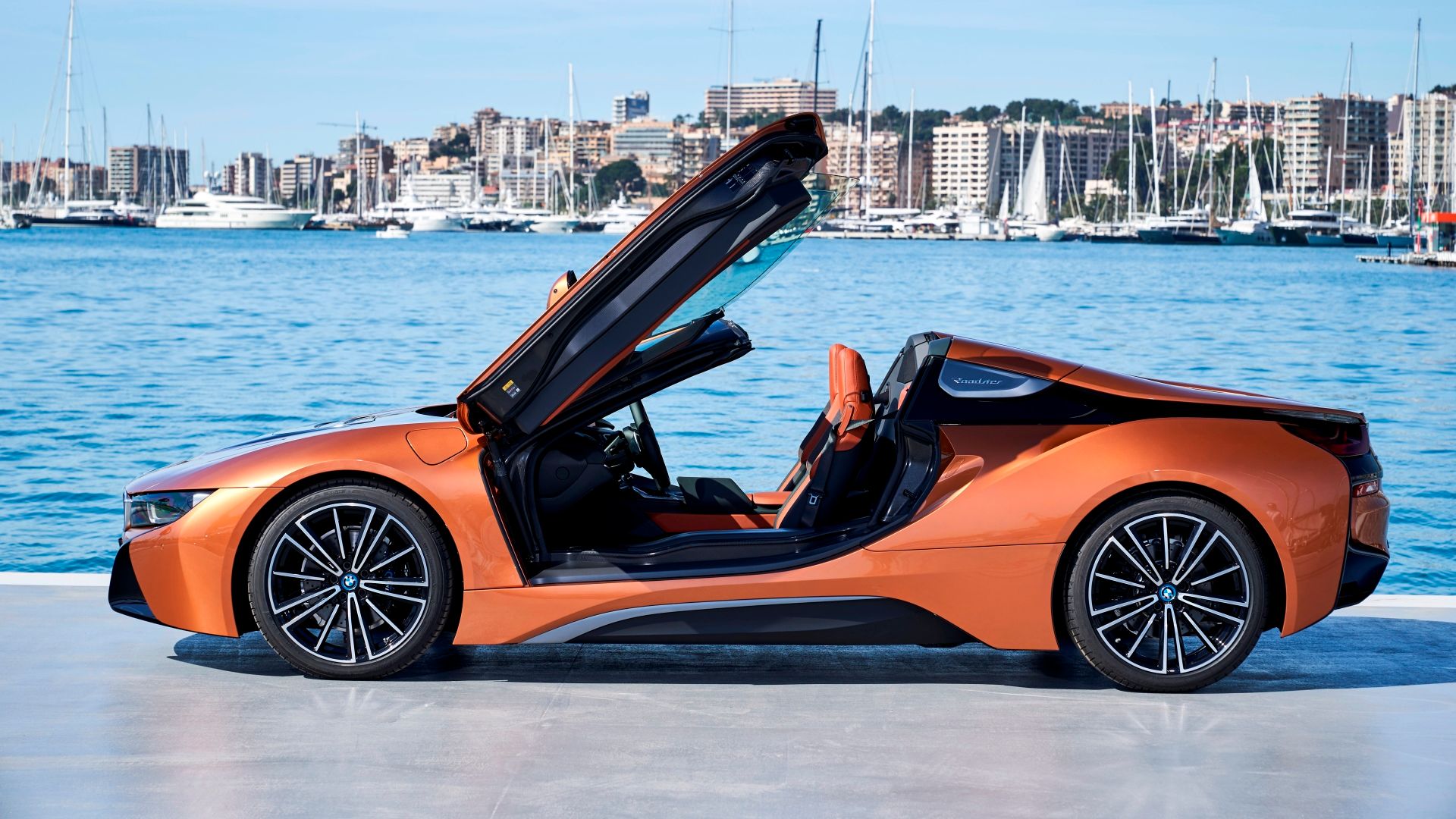 Roadster laranja de BMW i8 estacionado