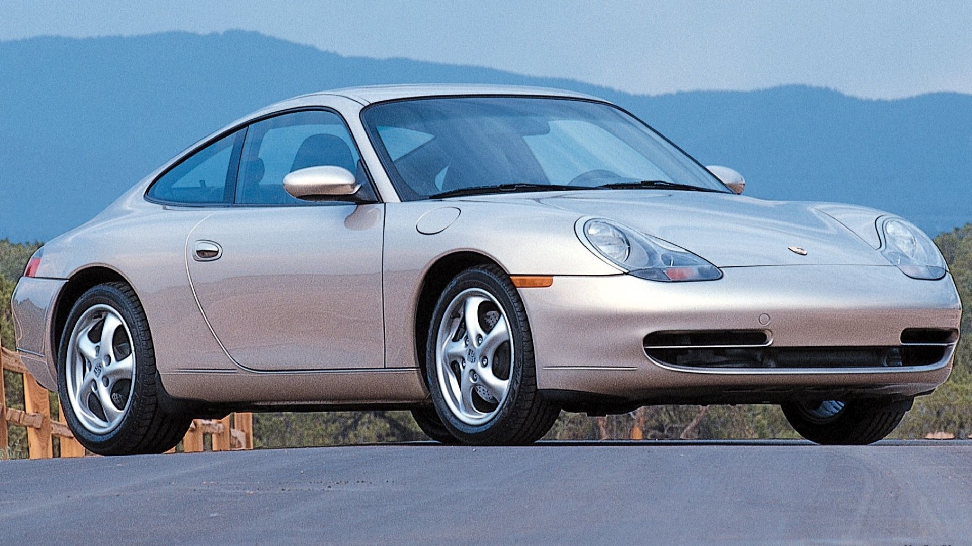Uma foto frontal 3/4 de um Porsche 911 Carrera Coupe 2001 estacionado