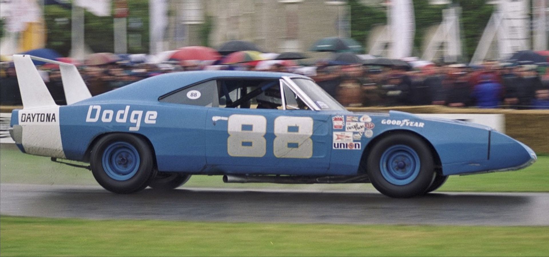 Blue Charger Daytona na pista