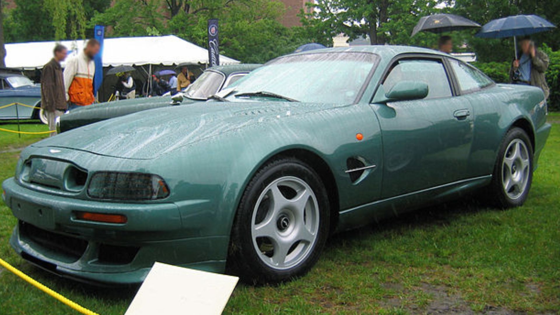 Foto lateral do Aston Martin Vantage Le Mans 1998