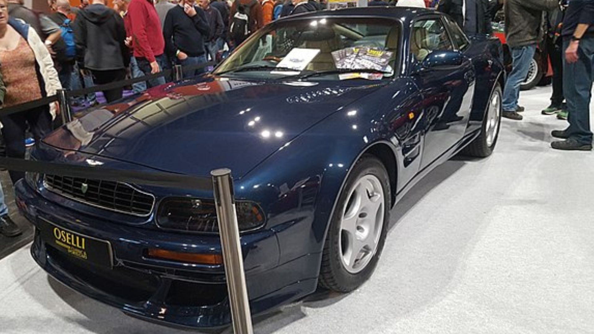 Foto frontal do Aston Martin Vantage V600 de 1998