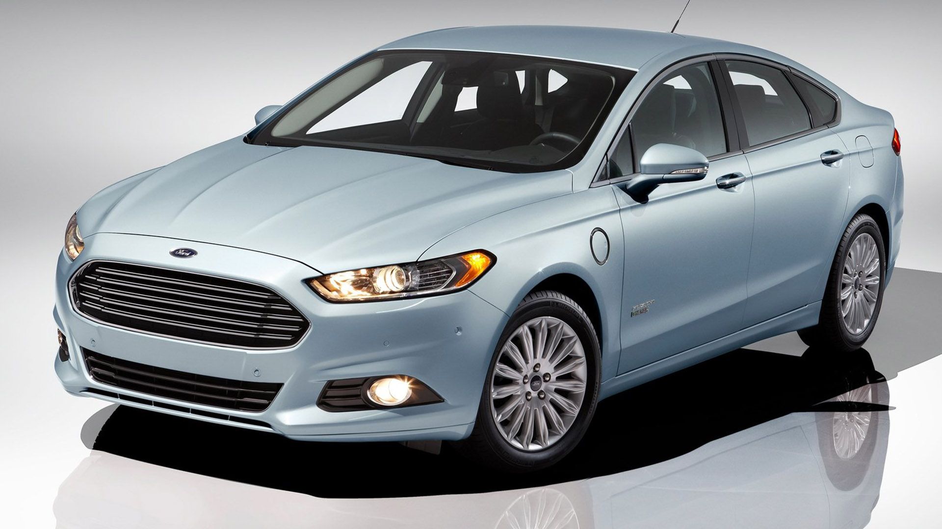 Vista frontal 3/4 de um Ford Fusion Energi 2013 branco