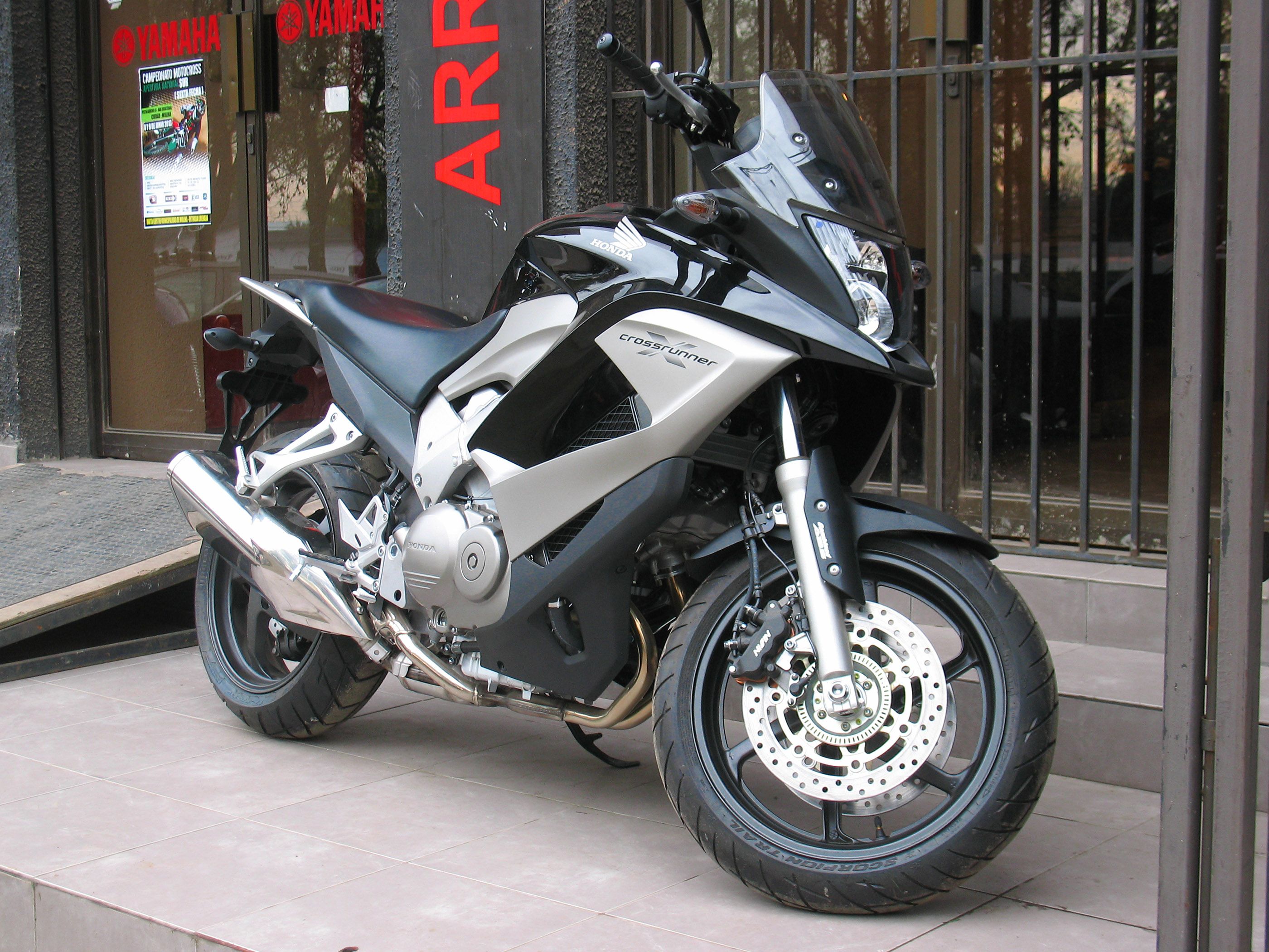 Pelari Lintas VFR800X