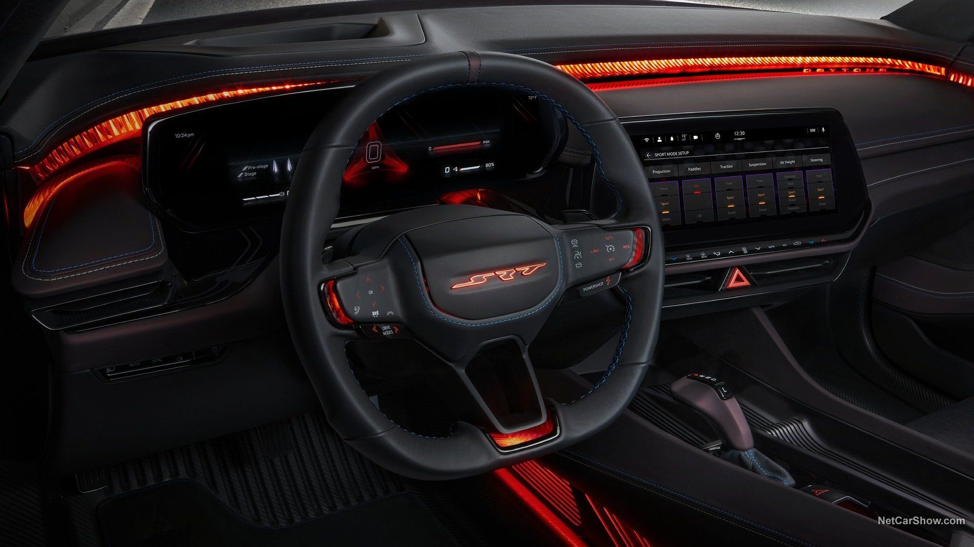 Interior do veículo elétrico Dodge Charger Daytona SRT, mostrando volante, HUD, sistema de informação, acabamento