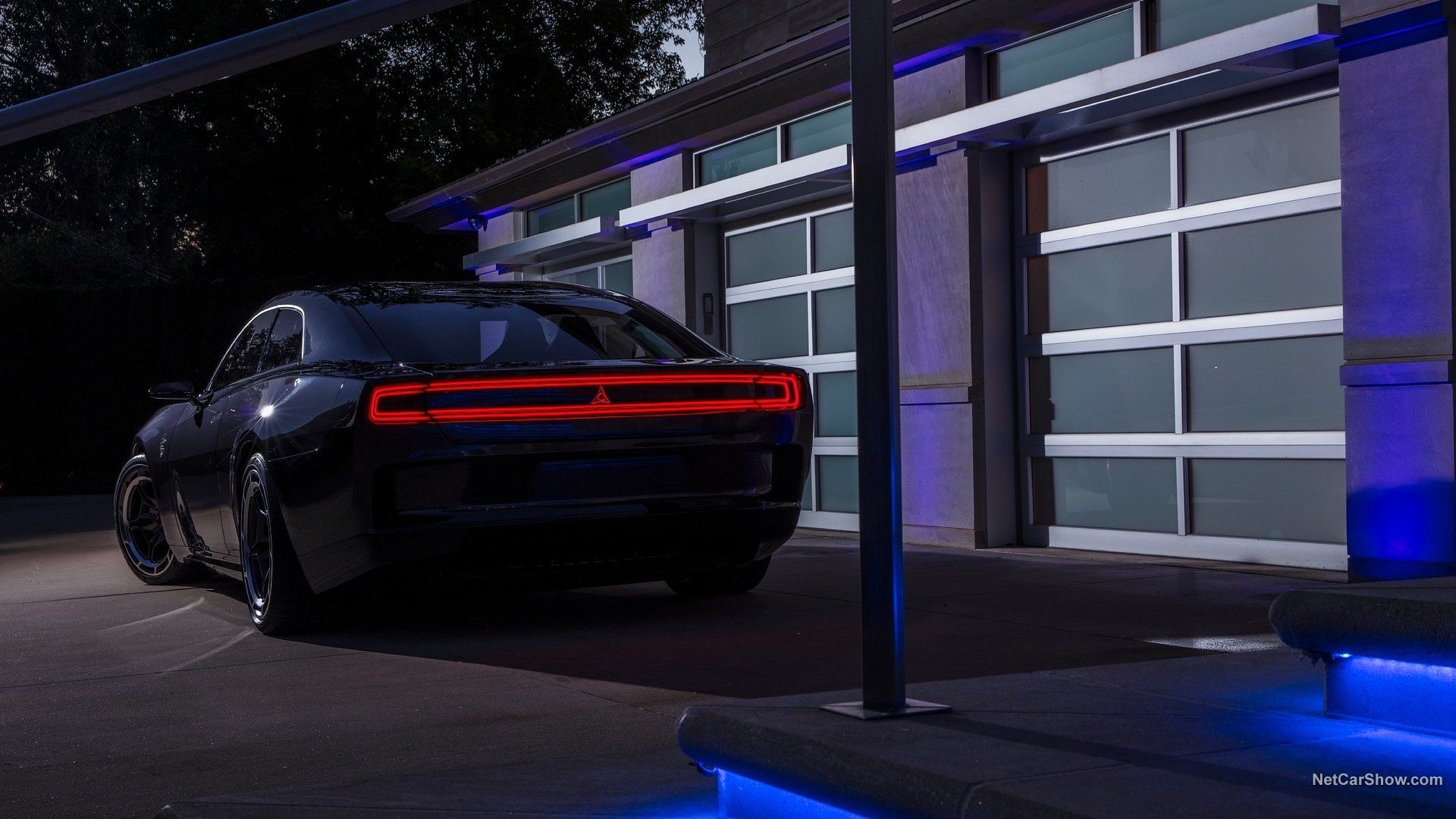 Veículo elétrico Dodge Charger Daytona SRT - preto, luzes traseiras acesas, retrovisor