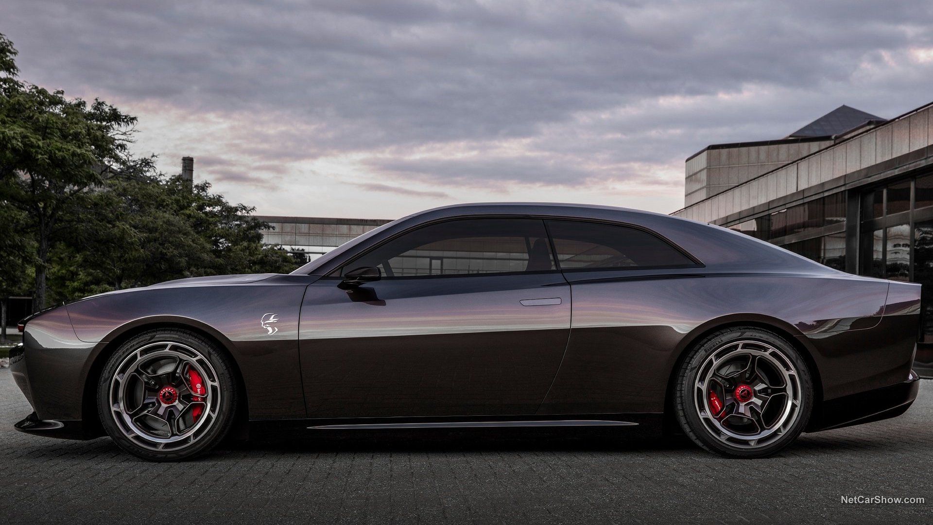 Veículo elétrico Dodge Charger Daytona SRT - cinza - vista lateral - exterior - freios vermelhos