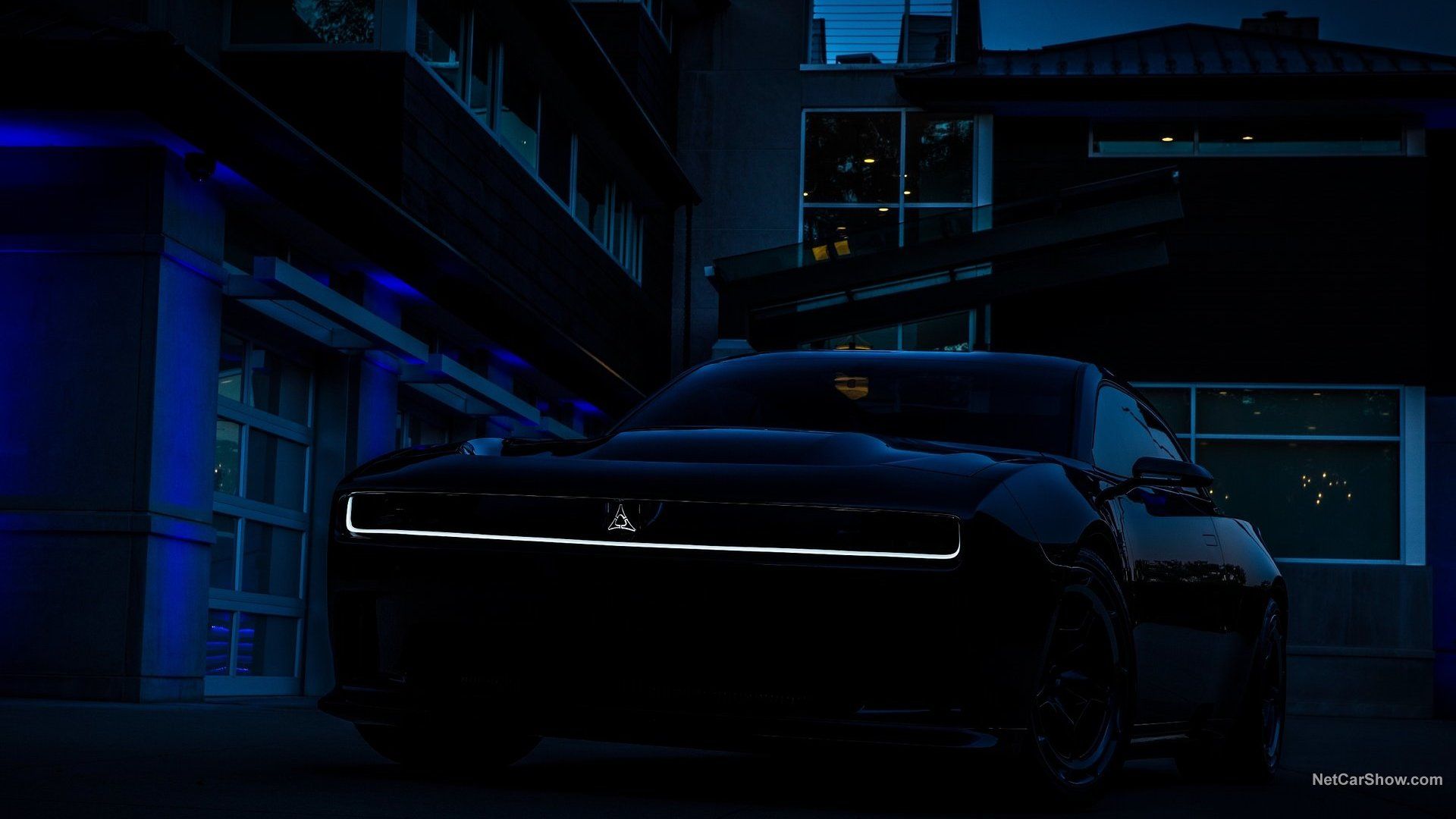 Veículo elétrico Dodge Charger Daytona SRT - vista frontal - emblema Fratzog iluminado, ângulo baixo, foto escura