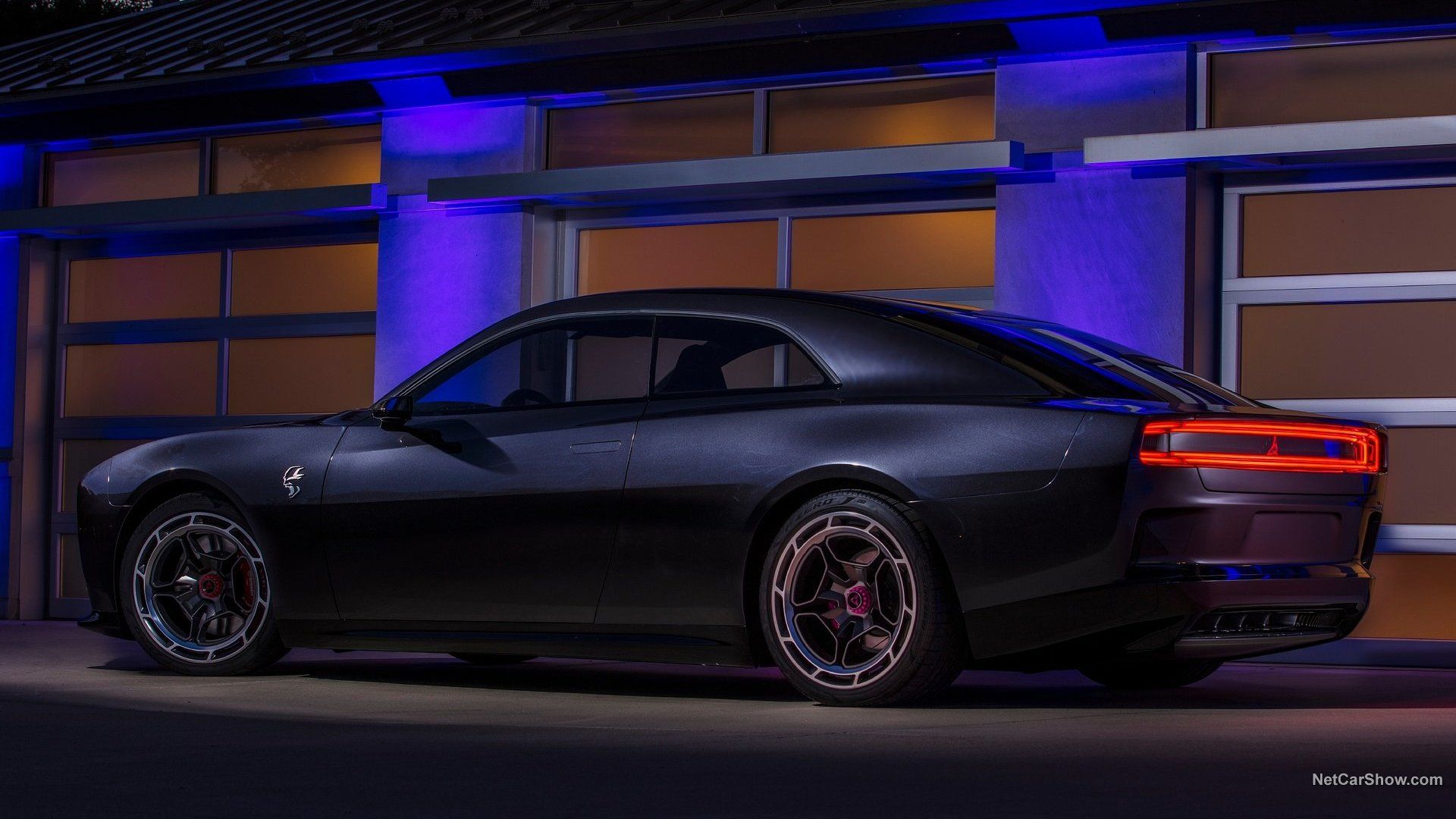 Veículo elétrico Dodge Charger Daytona SRT - cinza - vista lateral e traseira - aros, sapatas de freio