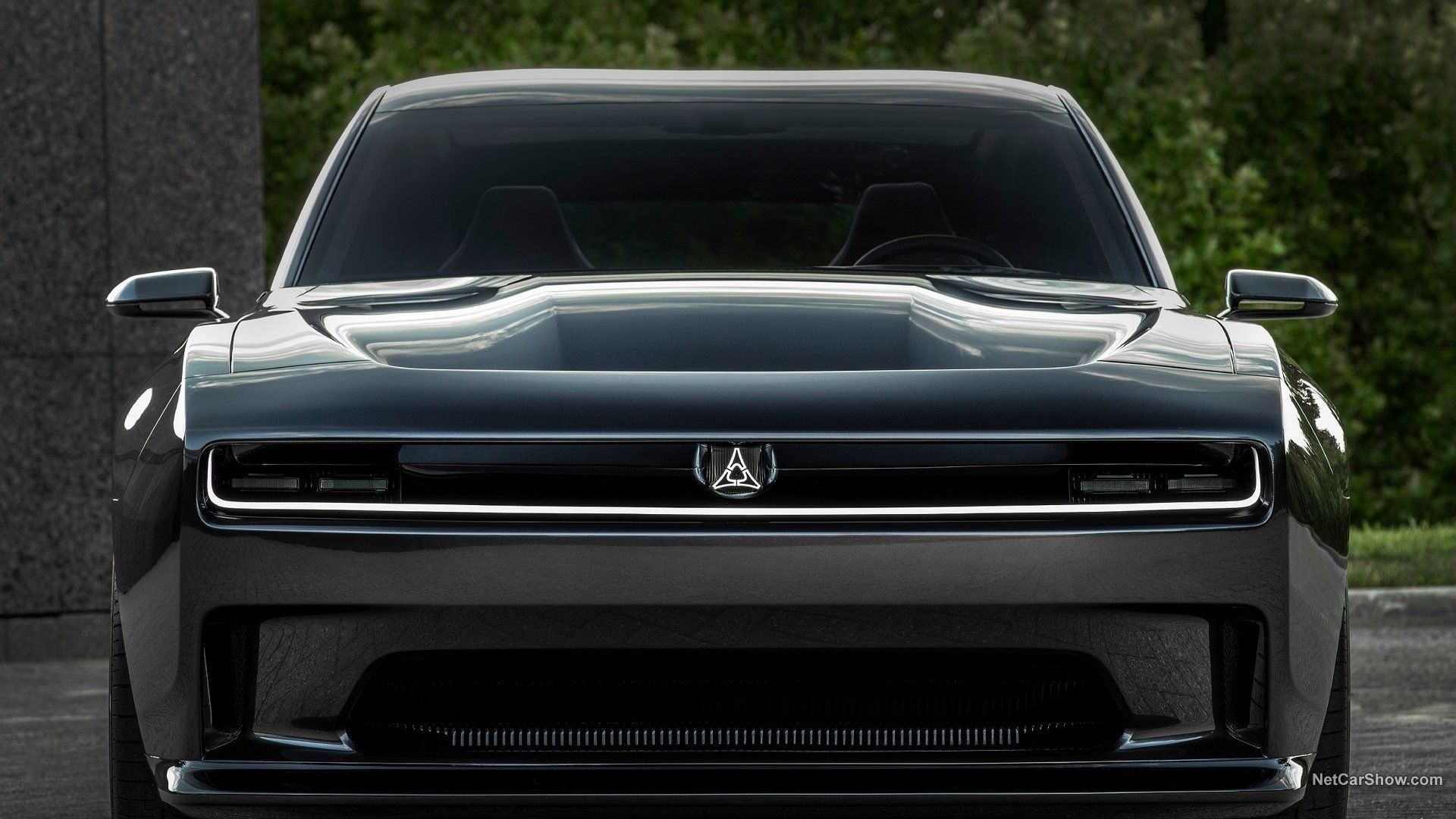 Veículo elétrico Dodge Charger Daytona SRT - cinza - vista frontal - grade, spoiler dianteiro, emblema Fratzog