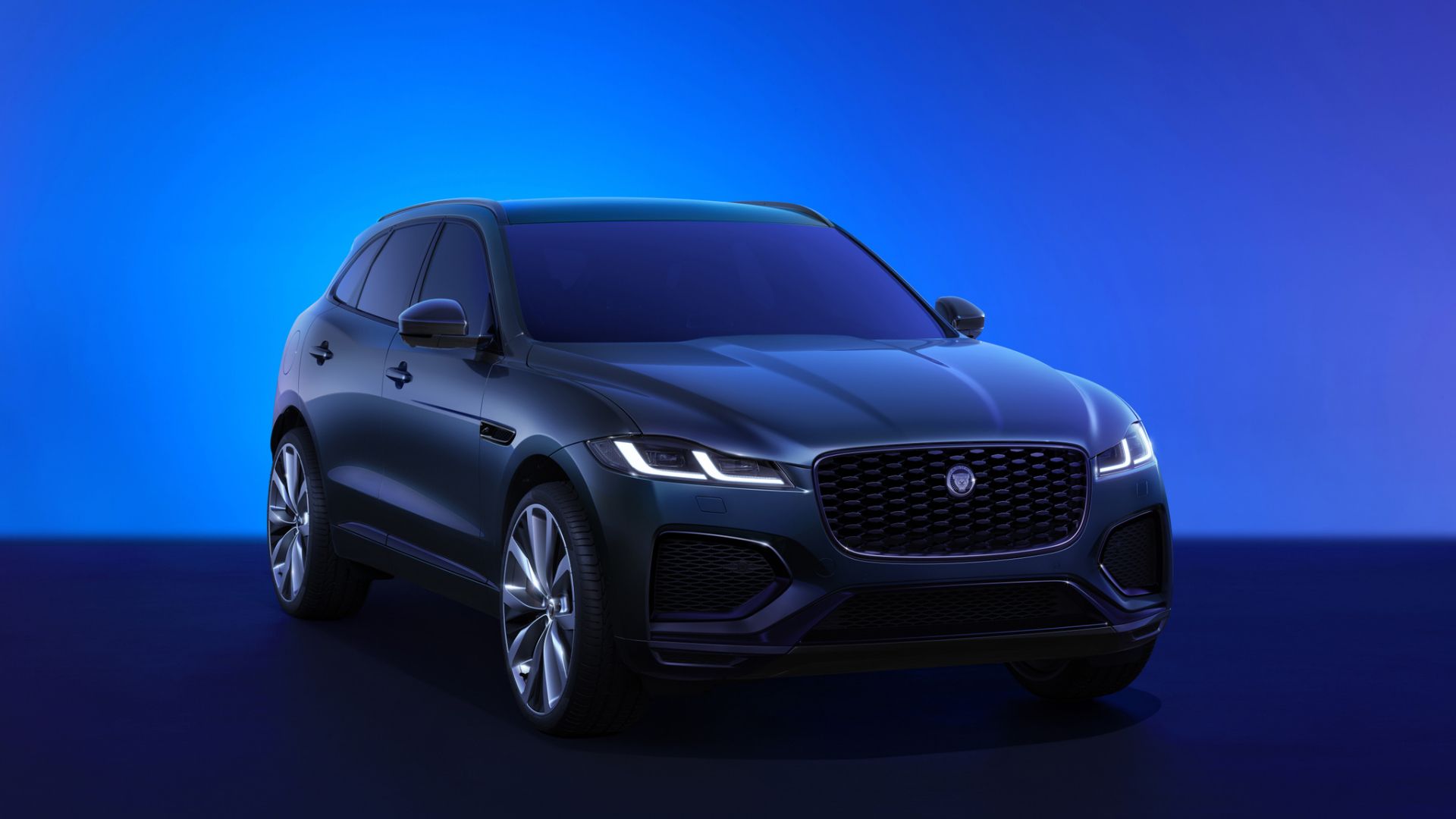 2024 Jaguar F-PACE - vista frontal e lateral direita - azul escuro 