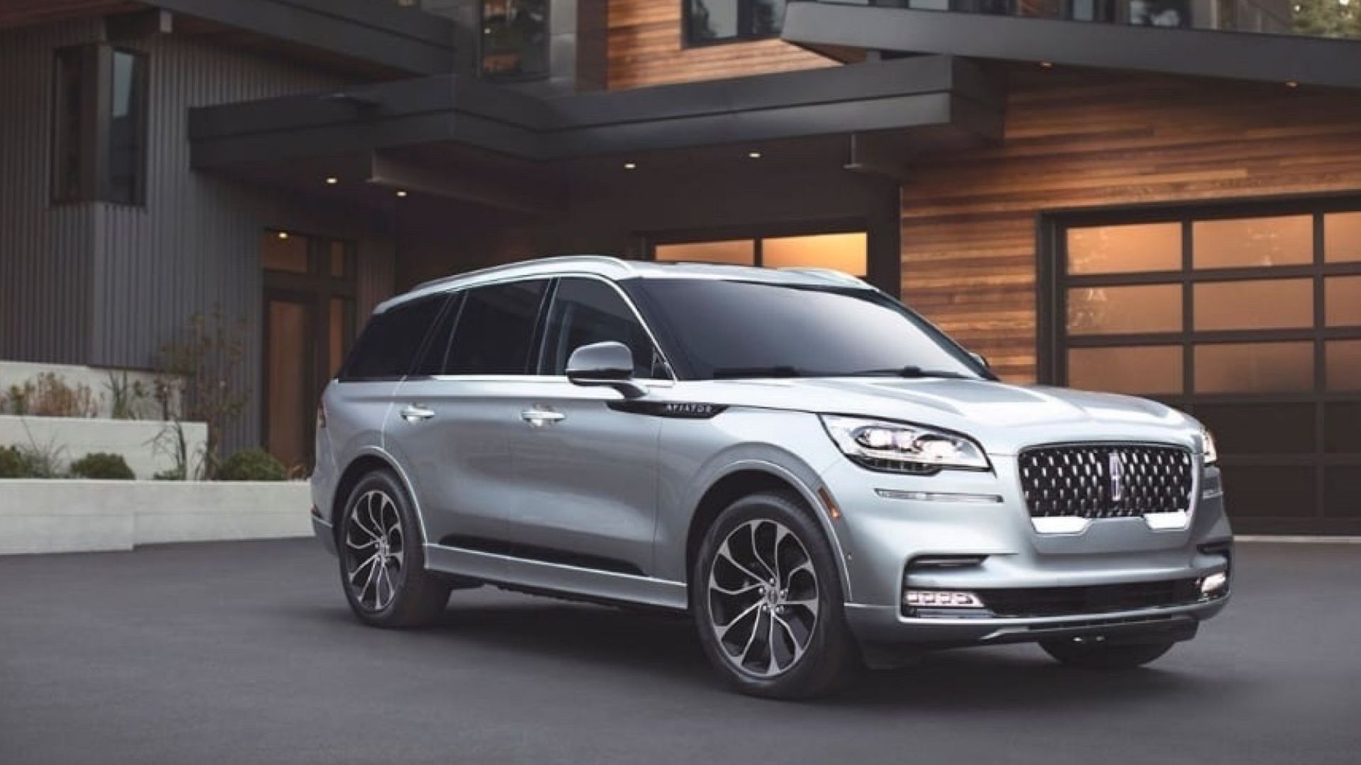 2022 Lincoln Aviator in silver posing on driveway