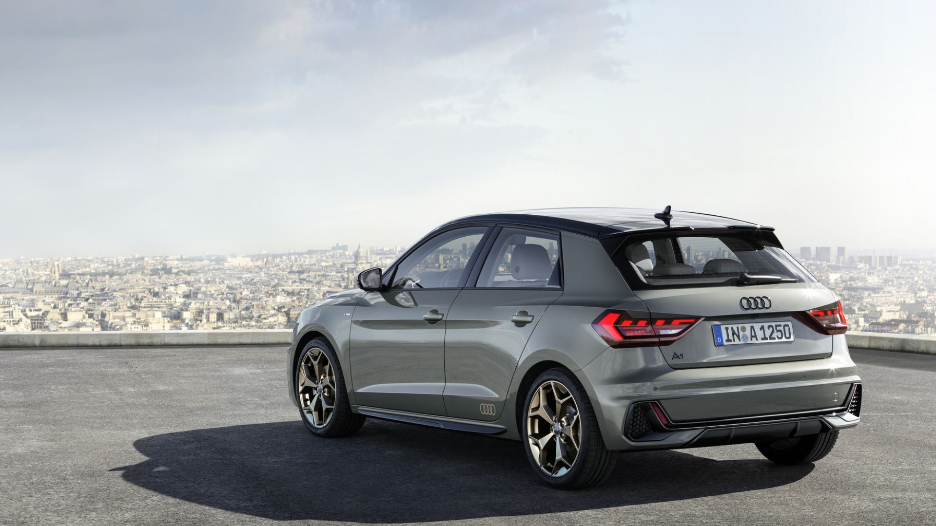 2023 Audi A1 Sportback - cinza - vista traseira - com vista para a cidade 